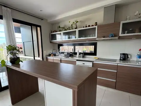 Casa en alquiler sin muebles o temporada amoblada con amarra en Vila Marina II