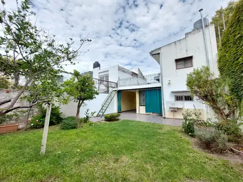 Casa en Alquiler con 2 cocheras