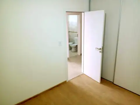 DEPARTAMENTO 2 AMBIENTES CON BALCÓN AL CONTRAFRENTE Y COCHERA. ALSINA 200 AVELLANEDA