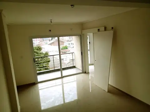 DEPARTAMENTO 2 AMBIENTES CON BALCÓN AL CONTRAFRENTE Y COCHERA. ALSINA 200 AVELLANEDA