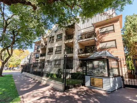 Excelente departamento en alquiler con cochera y baulera en el edificio Cap Ferrat de Martínez.