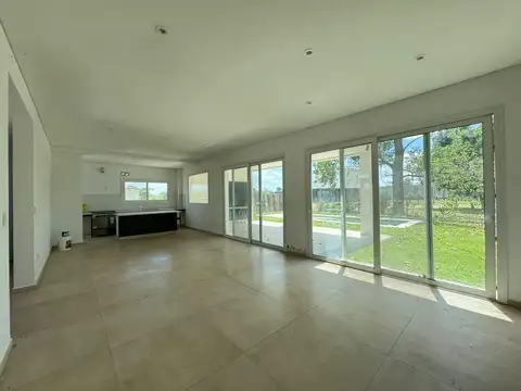 Casa en Alquiler con 2 cocheras