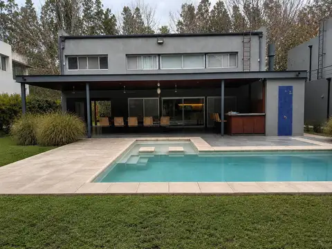 Casa en Venta con 2 cocheras