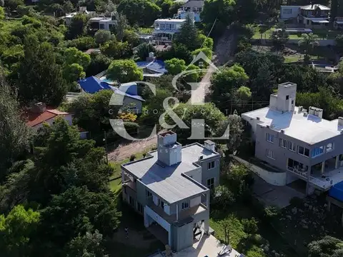 Casa 6 ambientes con 2 baños