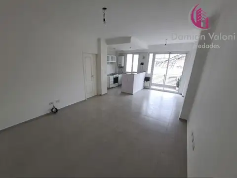 EXCELENTE MONOAMIENTE CON BALCÓN, MUY LUMINOSO,  IMPECABLE!