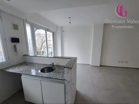 EXCELENTE MONOAMIENTE CON BALCÓN, MUY LUMINOSO,  IMPECABLE!