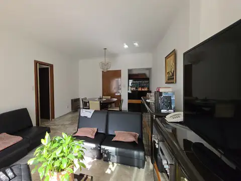 Excelente semipiso de 4 ambientes con dependencia de servicios. Muy luminoso! Amplio balcón aterrazado que abarca todo el frente. C/Cochera.