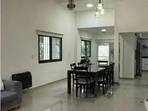 Casa en Venta con 2 cocheras