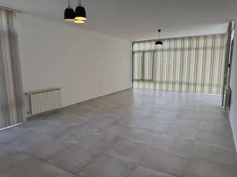 Casa en Alquiler con 2 cocheras