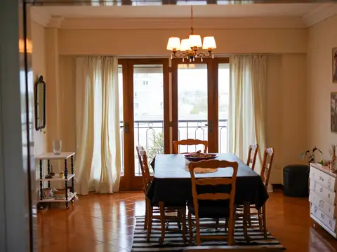 Departamento 8 ambientes con 2 baños