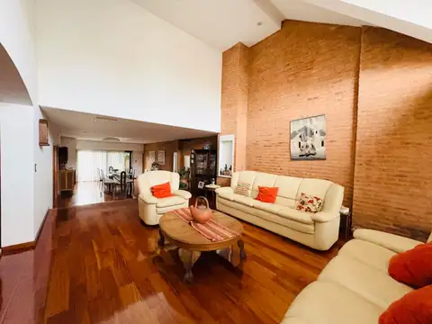 Casa en Venta con 4 cocheras