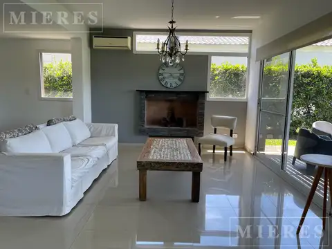 Casa en Alquiler con 3 cocheras