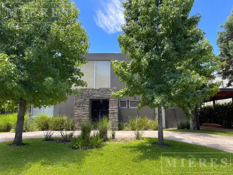 Casa en alquiler anual sobre lote al rio en el Barrio San Marco, Villa Nueva.
