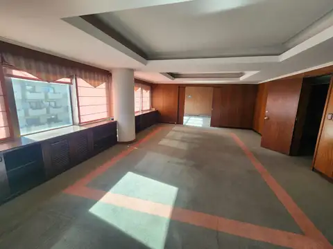 Oficina piso completo. con cocheras. Vista abierta.