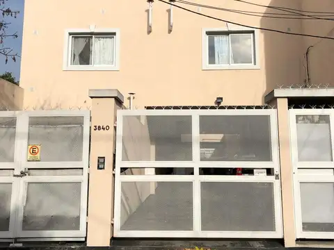DUPLEX PLANTA ALTA, AL FRENTE CON COCHERA. 3 DORMIT MAS PLAY ROOM - EXC. ESTADO