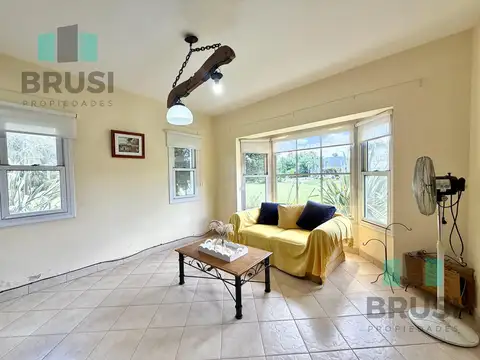 Casa en Alquiler con 2 cocheras