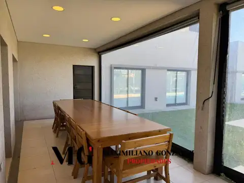 Casa en Alquiler con 1 cochera