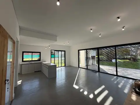 Casa 5 ambientes con 3 baños