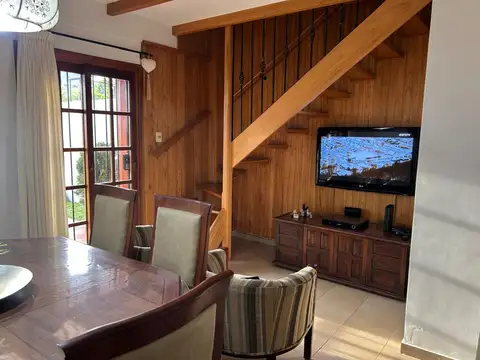 Casa 4 ambientes en venta en Liniers con parque