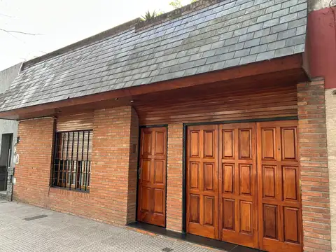 Casa 4 ambientes en venta en Liniers con parque