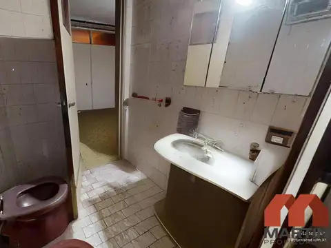 Oficina 5 ambientes con 2 baños