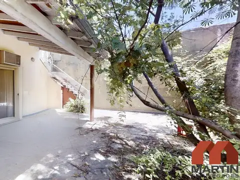 Chalet Multifamiliar a Reciclar en Venta de 5 Ambientes en Martinez con Patio