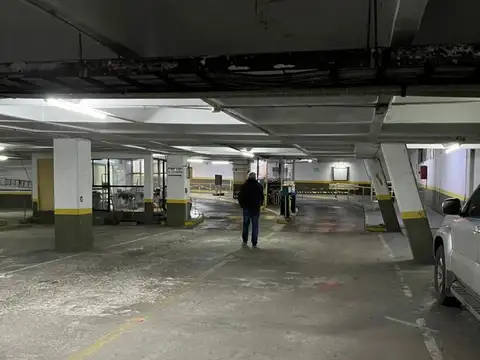 Cochera en venta para camioneta en Bristol Center - Centro