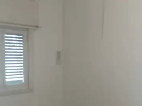 un dormitorio - cocina - comedor - baño -galpón - patio - entrada de auto  - lote 8,66 x 35 aprox