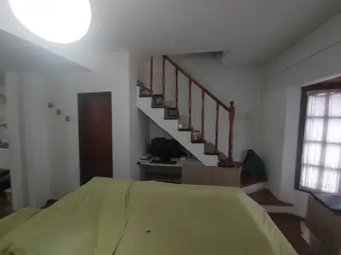 Duplex excelente ubicación, PB. living, coc-comedor, toillete, entrada auto. Pa. 2 dormit. baño comp