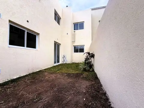 VENTA DE DEPTO 3 AMB A ESTRENAR CON JARDÍN