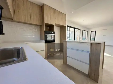 Casa 4 ambientes con 3 baños