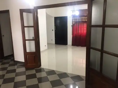Casa 4 amb. en Caseros lado Norte