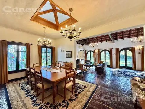 Casa en Alquiler con 4 cocheras