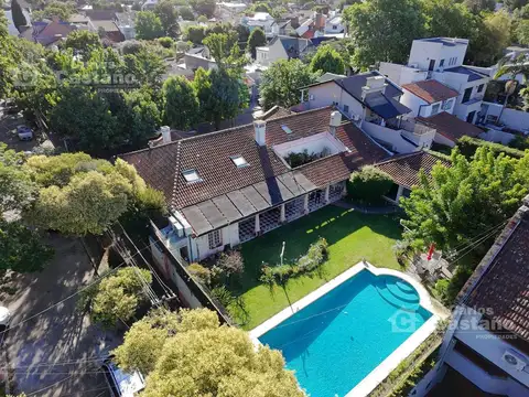 Inmejorable Sector de Florida, Solido Chalet Colonial, Lote 900m2