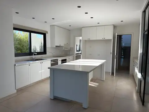 Casa en Alquiler con 3 cocheras