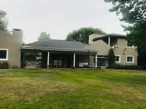 Casa en Alquiler con 2 cocheras