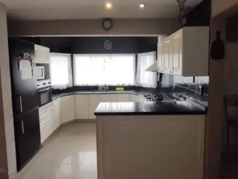 VENTA CASA EN PILAR CENTRO PARQUE Y PILETA