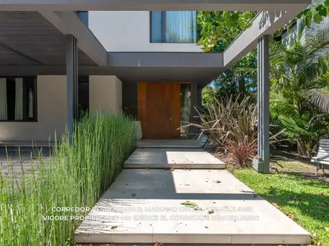 Casa en Venta con 2 cocheras