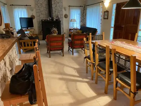 Casa 4 ambientes con 2 baños