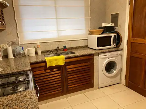 Excelente casa de 3 dormitorios, living comedor con hogar, piscina, parrilla.