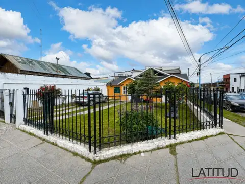 Casa c/ cochera + 2 departamentos en Venta, en Kuanip esquina Lapataia