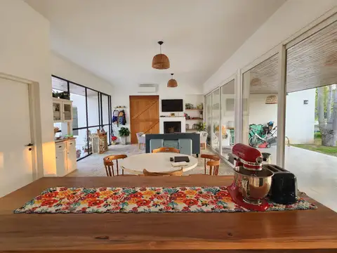 Casa en Alquiler con 2 cocheras