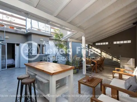 Hermosa casa Integramente reciclada, con patio y terrazas. (Acepta prop. en forma de pago)