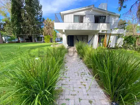 Casa en Venta con 2 cocheras