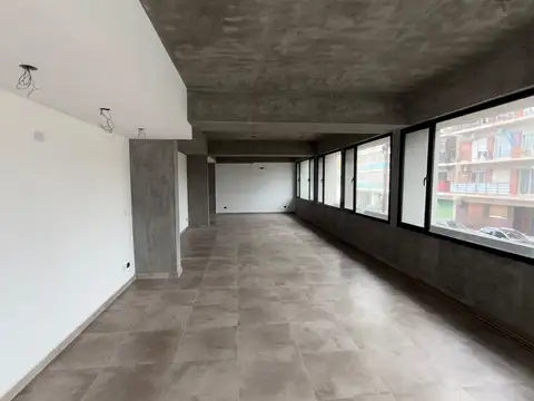 Oficina enorme super luminosa y accesible