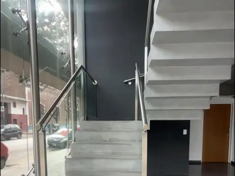 Oficina enorme super luminosa y accesible