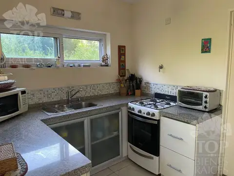Casa 4 ambientes con 2 baños