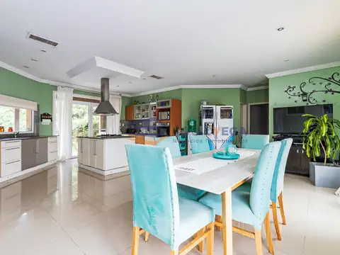 Casa 5 ambientes con 4 baños