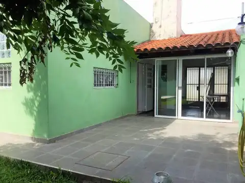 OPORTUNIDAD RETASADA   Casa sobre lote propio, 147 m2 cub Lote 300m2 Jardín Pileta , Pablo Podesta