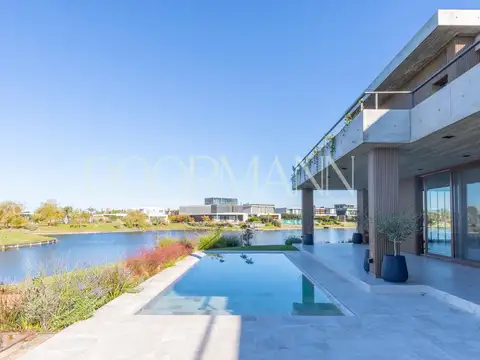 Casa en Venta con 5 cocheras